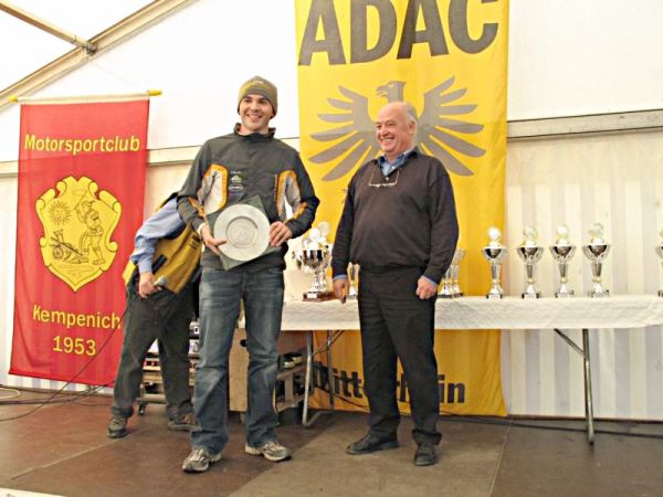 Roland Kolb (l.) bekommt die Schale des Tagesschnellsten von  Armin Kohl (r.) Sportleiter des ADAC Mittelrhein überreicht.