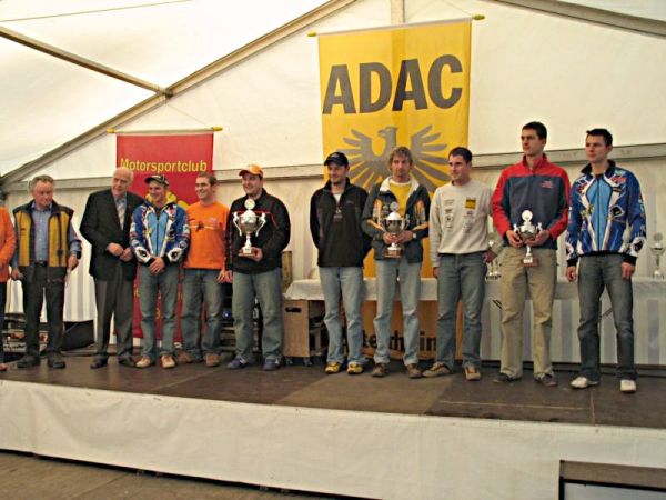 Die Mannschaftswertung wurde vom MSC Waldkappel gewonnen. Gefolgt von den Mannschaften ADAC Wittenberg II und ADAC Niedersachsen/ Sachsen-Anhalt (v.l). überreicht werden die Pokale vom Fahrtleiter Herrmann Fuchs und Dieter Enders (v.l.).