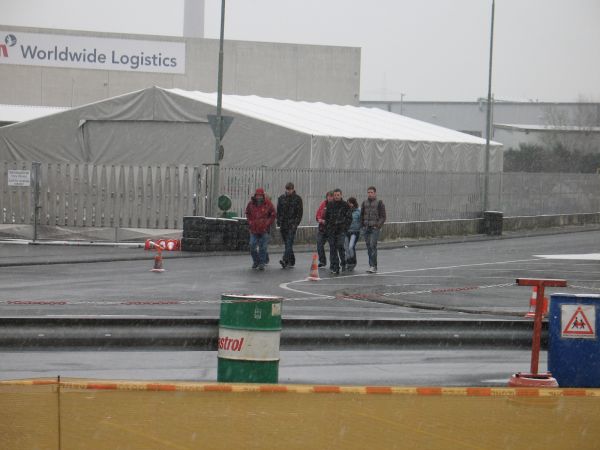 Willi im Schnee mit den Eleven