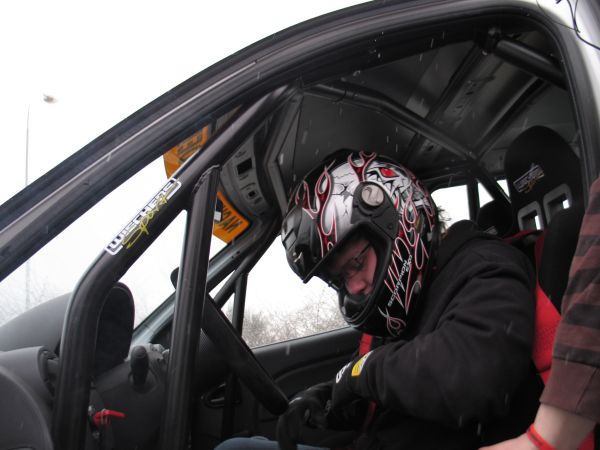 Kevin M&uuml;ller bindet sich fest