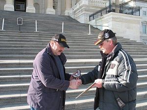 v.l. Dieter Ellingen und Heinz-Bernd Baumeister bei der &Uuml;bergabe