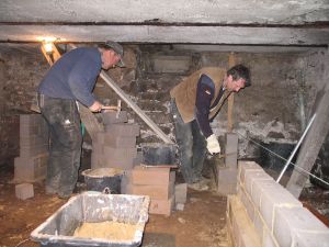 Arbeiten unter erschwerten Bedingungen v.l. Frank Friedsam und Rolf Mauer
