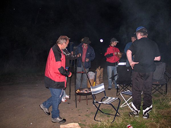 Dreibein besch&auml;ftigt Dreibeiner