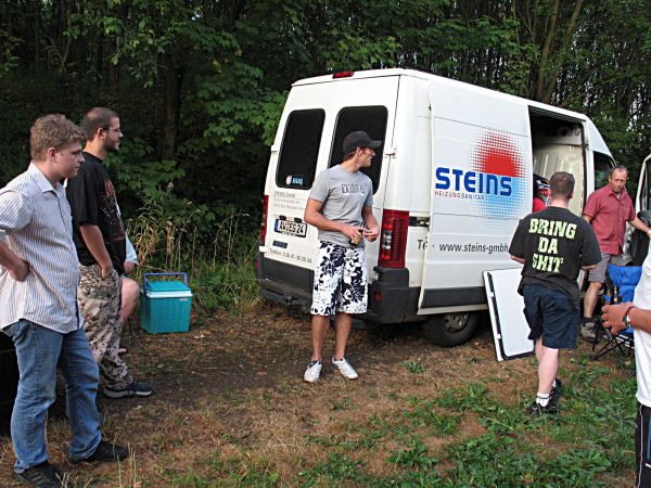 Essen, Trinken und Sportwarte treffen ein