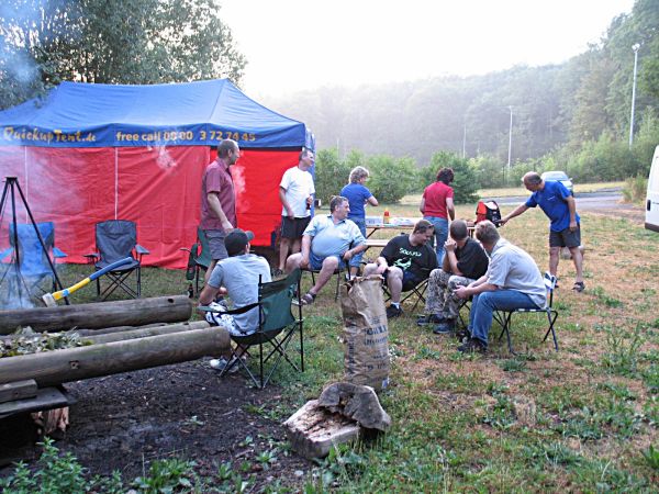 Man beachte die Aufgabenverteilung Menschen Weibchen