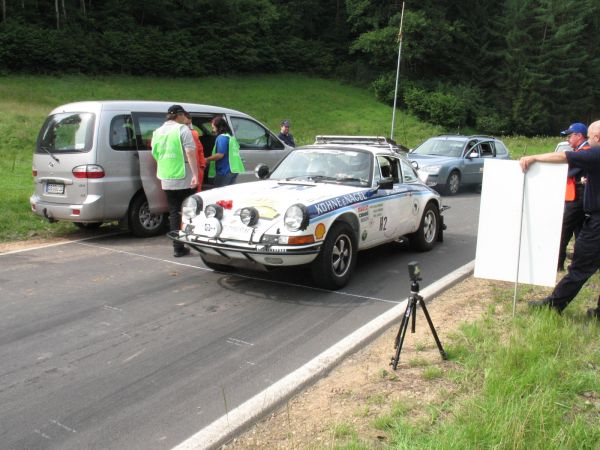 Walter R&ouml;hrl im Safari Porsche