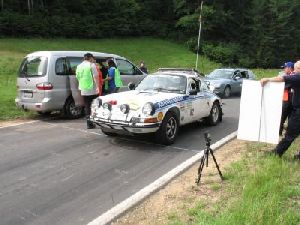 Walter R&ouml;hrl im Safari Porsche