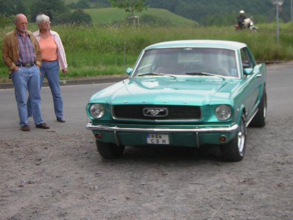 Christopher und Dieter Sch&auml;fer auf einem Ford Mustang Bj. 1965