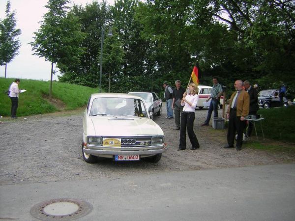 Sandra Schneiders schickt einen Teilnehmer auf die Strecke