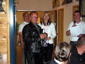 Der Sieger der Klasse Motorräder Detlef Reisp mit Sandra Schneiders und dem Fahrtleiter Reinhard Grones Der Sieger der Klasse Motorräder Detlef Reisp mit Sandra Schneiders und dem Fahrtleiter Reinhard Grones