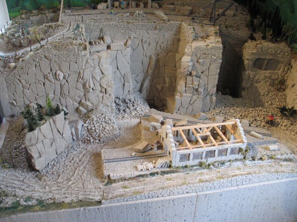 Modell eines Tuffsteinbruchs im Steinmetzbahnhof