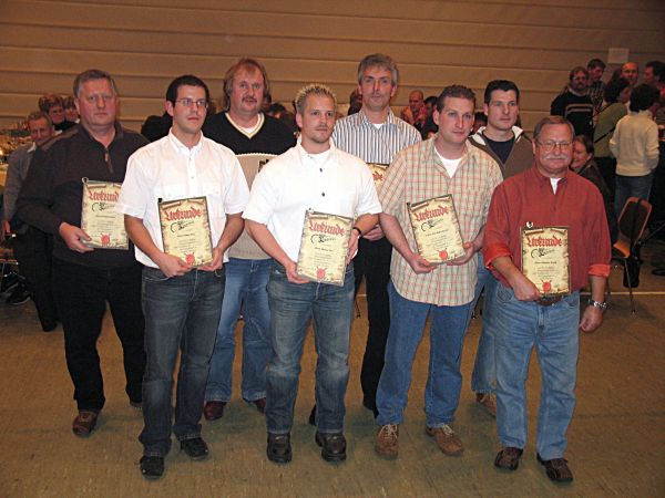 Die anwesenden langj&auml;hrigen Mitglieder (v.l.) Ewald Sch&auml;fer, Simon Porz, Heinz Ruhroth, Marcus Porz, Michael Nett, J&ouml;rg Radermacher, Andreas Friedsam, Johannes Geulig