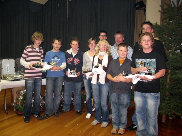 Unsere Kart-Kids (v.l.) Janosch Gros (P2), Alexander Jaschek, Yannic Zimmermann, Lisa-Marie Kossmann, Jan Hantel (P1), Svenja Monschauer, Winfried Sch&auml;fer f&uuml;r Florian Geisler, Nicho Monschauer, Thomas Baumeister, Kevin M&uuml;ller (P3)