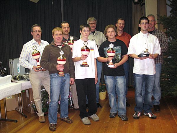 Unsere Clubmeister (v.l.) Willi Frank, Guido Michels, Frank F&auml;rber, Marc Ruhroth, Heinz-Bernd Baumeister, Kevin M&uuml;ller, Udo Hantel, Jan Hantel, Hans-Gerd M&uuml;hlen