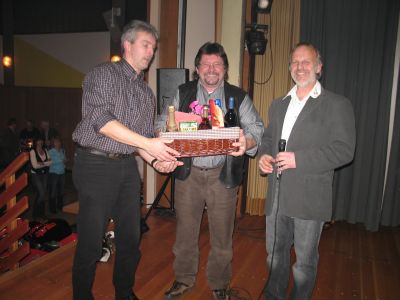 Peter Grones (mitte), einer unser G&ouml;nner, erh&auml;lt eine kleine Wegzehrung