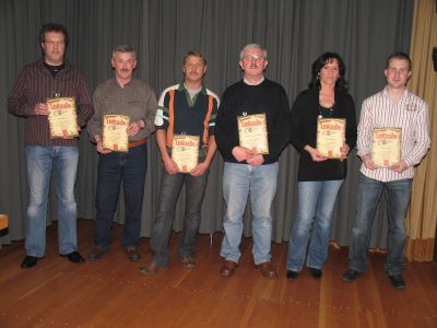 Die anwesenden langj�hrigen Mitglieder (v.l.) Otto Gross, Josef Wilms, Georg Grones, Franz-Josef Schlich, Manuela Gros, Kai Hantel