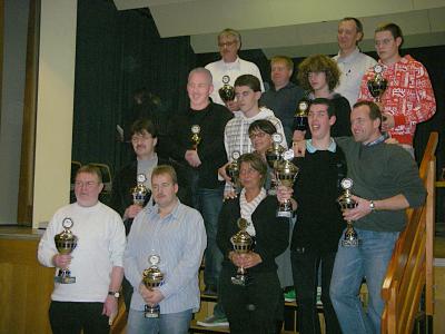 Von den Guten die Besten. Unsere Clubmeister (von vorne links nach hinten) Reinhard Grones, Marc und Alexandra F&auml;rber, Heinz Peifer, Carmen Freiberger, Patrick Buhr, Frank F&auml;rber, Hans-Gerd M&uuml;hlen, Fabian M&uuml;ller, Janosch Gros, Heinz-Bernd Baumeister, Guido Michels, Udo Hantel, Sven Schumacher 