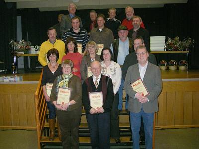 Die anwesenden langj&auml;hrigen Mitglieder (von vorne links nach hinten) Leni Caspers, Rudi Mauer, Bruno Jaeger, Cornelia Ellingen, Stefanie Grones, Ursula Gross, Marlene Hantel, Stefan Friedsam, Willi Frank, Helmut Sch&auml;fer, Josef Gross, Lothar Rochert, Berthold Hantel, Arno Derichs (stellv. Vorsitzender ADAC Mittelrhein) Fritz Wilms, Eugen Caspers, Petre Lau