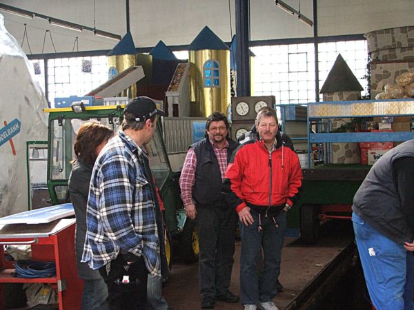 Der Prinz (Mitte) besuhct die Baustelle