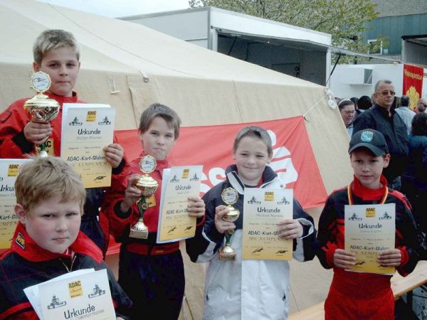 Yannic Zimmermann (links) und Janosch Gros; (rechts) mit den Siegern der Klasse 3