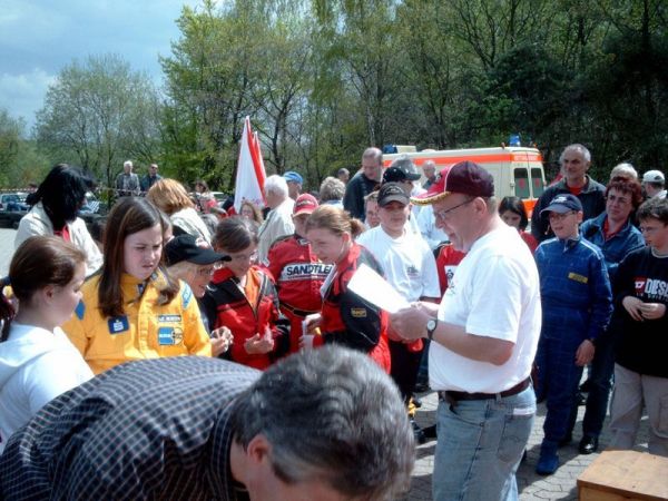 Der Fahrtleiter Norbert Porz bei der Siegerehrung in der Klasse K3
