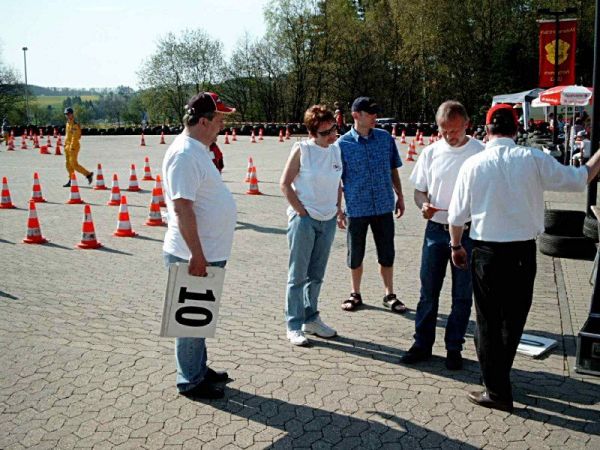 Die Streckenposten werden eingewiesen