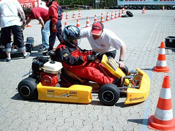 Yannic Zimmermann wird auf seinen Lauf vorbereitet