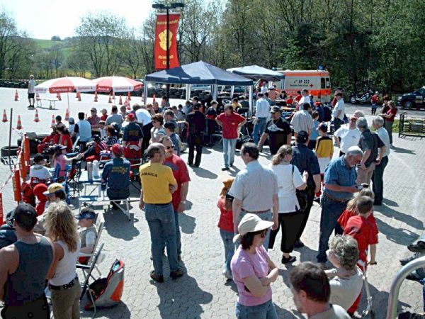 Die Teilnehmer werden von den Zuschauern kritisch beobachtet