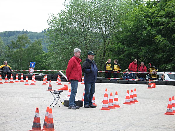 Sachrichter an der Kreuzung vl. Wolfgang Weber, Johan Jaschek