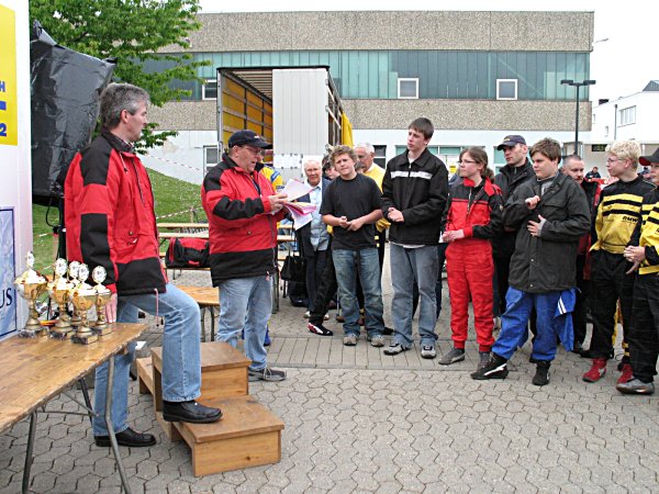 Unser Rennleiter Norbert Porz bei der Siegerehrung der Klasse K4