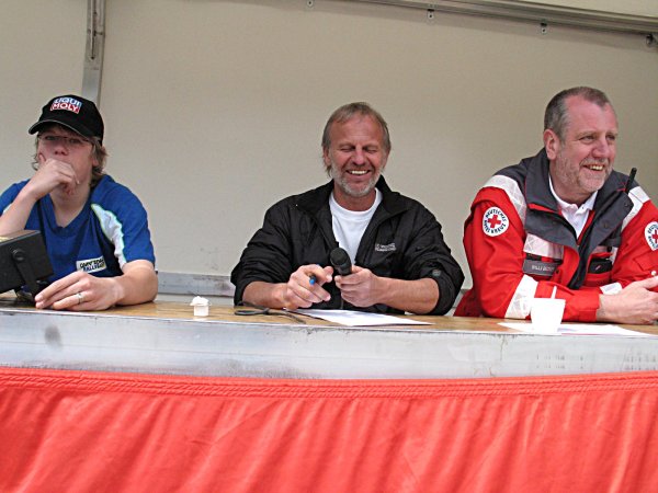 Da strahlt unser Streckensprecher Wolfgang M&uuml;ller (Mitte)