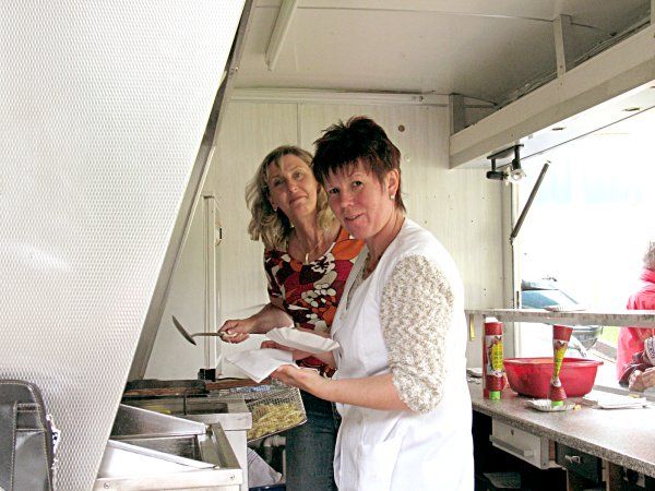 Zwei M&auml;dels vom Grill