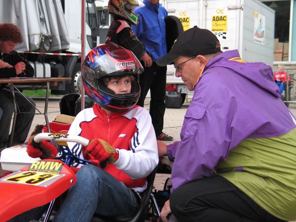 Janosch Gros lauscht den Worten seines Trainers