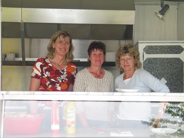 Drei Damen im Grill - Unsere K&uuml;chencrew komplett