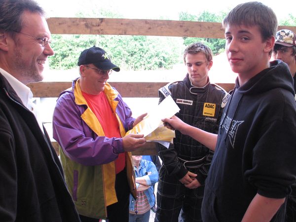 Thomas Baumeister nimt sein Urkunde in Empfang