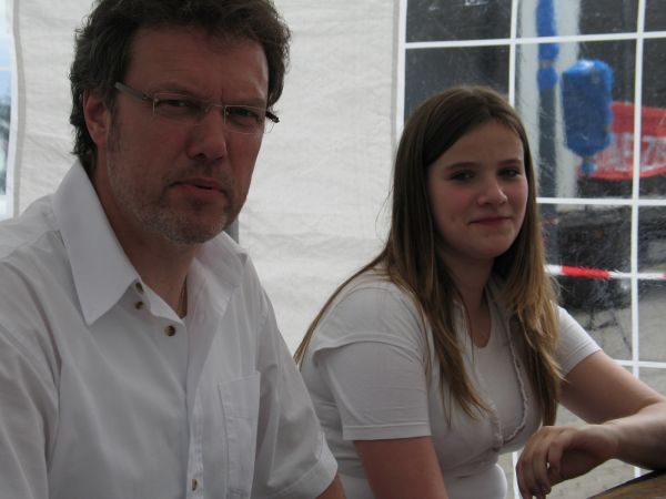 Samira hilft auch &auml;lteren Clubmitgliedern