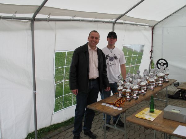 Johannes Bell, stolzer Papa und (VgBm), Jan der (Fl) und die Pokale alles da was wichtig ist