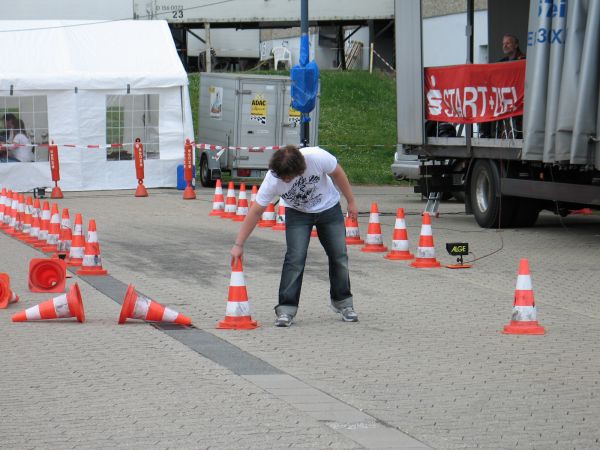 Ja, auch Kevin versucht sich am H&uuml;ttchenspiel
