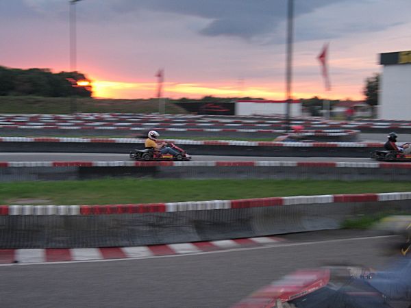 Es wird gefahren das der Himmel brennt