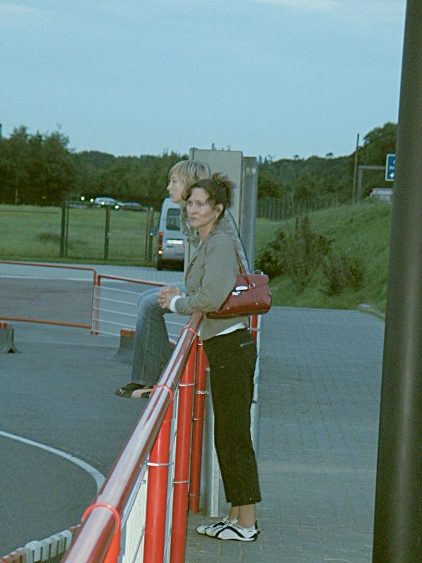 Die mit gereisten Fans verfolgen gespannt das Rennen