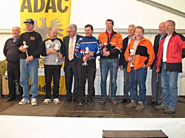 Die Sieger in der Klasse 7 mit den Ehreng&auml;sten. (v.l.) Armin Kohl, Peter Schreiner (P1), Rolf Nickolai (P2), Hermann H&ouml;fer Schirmherr, Herbert Wagner (P3), Hartmut Walter (P4), Jochen Seifert Ortsb&uuml;rgermeister Kempenich, G&uuml;nter Bratke (P5), Dieter Enders Vorsitzender ADAC Mittelrhein, Wolfgang M&uuml;ller Vorsitzender MSC Kemnpenich.