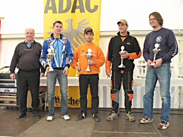 Gewonnen wurde die Klasse 15 von Philipp Meine (2. v.l.) gefolgt von Mario Grimm, Peter Balzert, Andreas Rothballer.