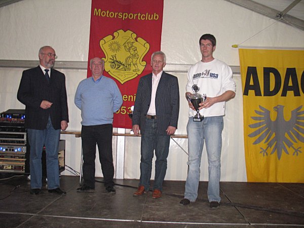 Roland Kolb (l.) bekommt die Schale des Tagesschnellsten von  Armin Kohl (r.) Sportleiter des ADAC Mittelrhein &uuml;berreicht.
