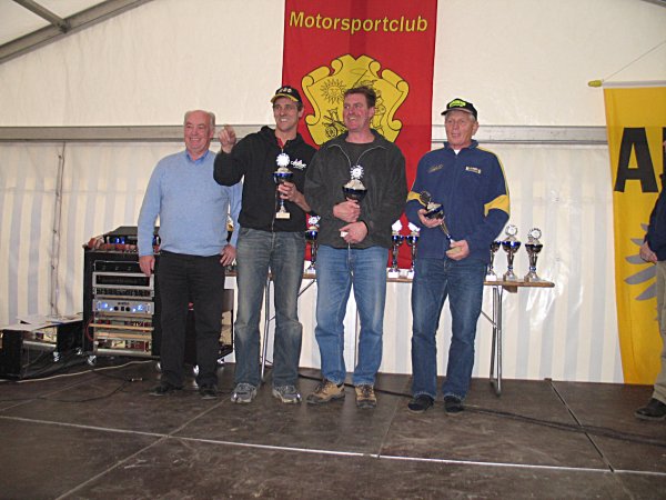 Die Klasse 8 wurde von Herbert Heuger (3. v.l.). Zweiter wurde Herbert Bechthold (r.) und dritter Bernd Oppenl&auml;nder (2. v.l.).