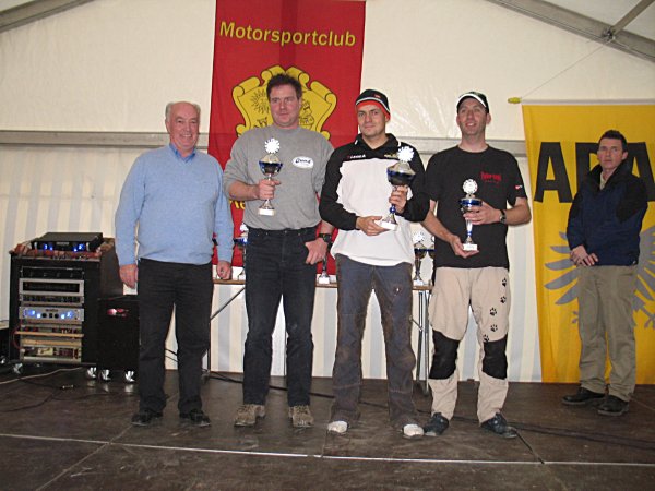 Die Klasse 10 wurde von J&uuml;rgen Mohr (3. v.l.) vor Uwe Beese (r.) und Oliver Klaus (2. v.l.) gewonnen.