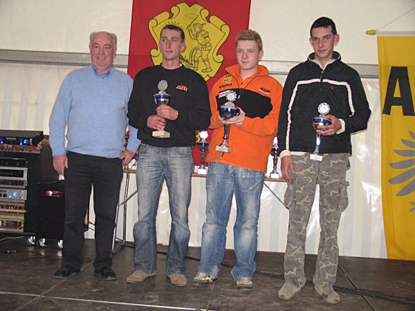 Die Sieger der Klasse 11 Nils Hagen (P1, 3. v.l.), J&ouml;rg Lindner (P2, r.) und Maik Scheffler (P3, 2. v.l.).