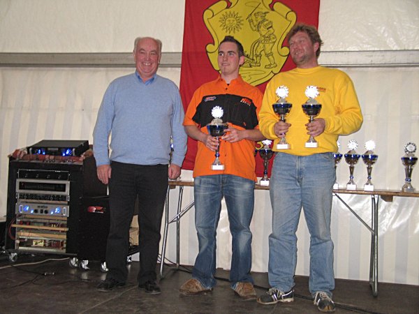 Platz 1 in der Klasse 13 ging an Johannes Bormann (2. v.l.). Zweiter wurde Daniel H&auml;nel (nicht auf dem Bild) vor Sven Roth (r.).