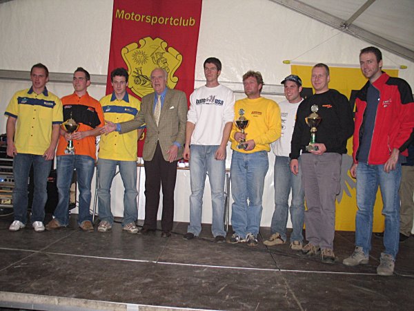 Die Mannschaftswertung wurde vom MSC Waldkappel (l.) gewonnen. Gefolgt von den Mannschaften ADAC W&uuml;rttenberg II (r.) und MSC Freier Grund II (m.). &uuml;berreicht werden die Pokale vom Dieter Enders dem vorsitzenden des ADAC Gau Mittelrheins (4 v.l.).