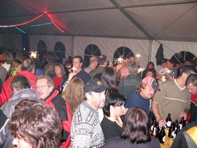 In geselliger Runde feiern die Teilnehmer und G&auml;ste in den Sonntag.