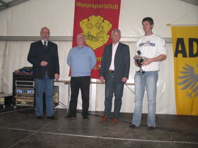 In geselliger Runde feiern die Teilnehmer und G&auml;ste in den Sonntag.